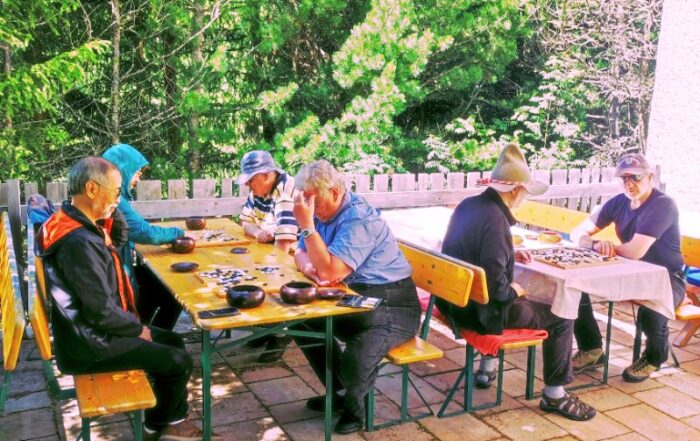 Go-Spieler auf einer Terrasse in Ischgl